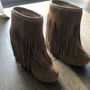 Koolaburra camel suede fringe ankle booties